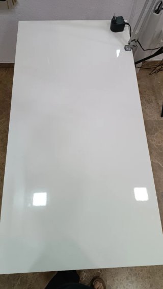 Mesa blanca de madera con patas curvas.