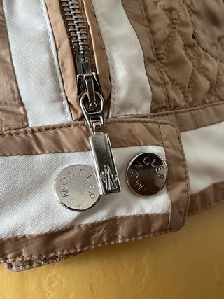 Chaqueta Moncler acolchada marrón y blanca