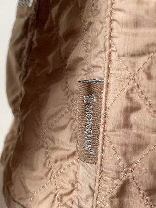 Chaqueta Moncler acolchada marrón y blanca