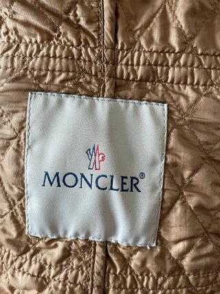 Chaqueta Moncler acolchada marrón y blanca