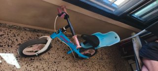 Bicicleta de equilibrio azul