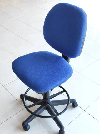 Silla de oficina azul y negra