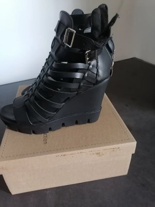 Sandalias de cuña alta negras No son de cuero