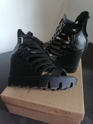 Sandalias de cuña alta negras No son de cuero