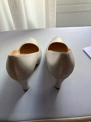 Zapatos de tacón de piel,plateados.