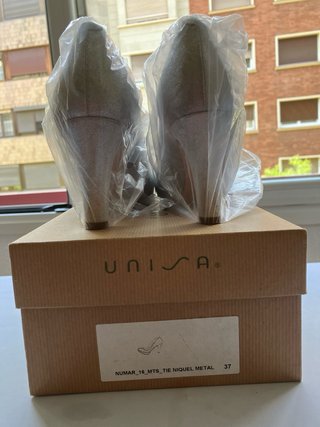 Zapatos de tacón de piel,plateados.