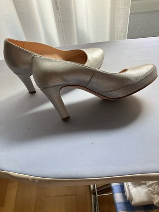 Zapatos de tacón de piel,plateados.