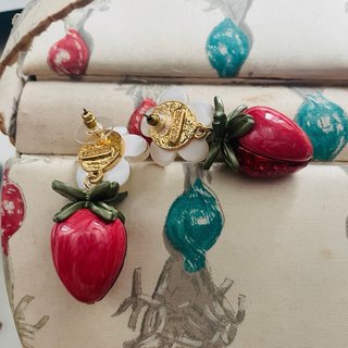 Orecchini pendenti fragola rossa e fiore bianco