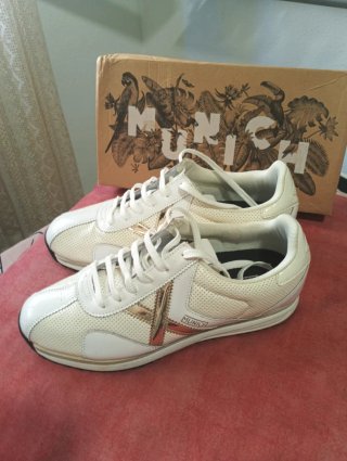Zapatillas Munich Talla 44 Blancas y Doradas