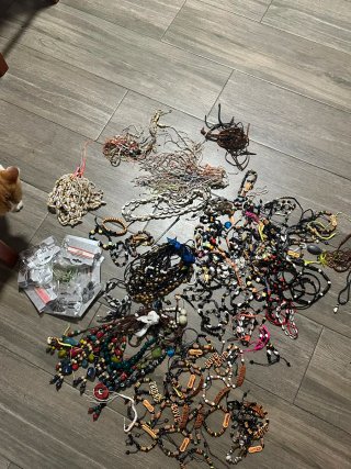 Lote de pulseras y collares