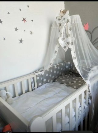 Cuna de bebé con dosel y protector