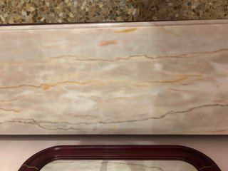 Cómoda de madera con tapa de mármol