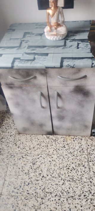 Mueble de metal y madera gris se regala en Andújar