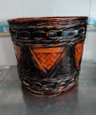 Cesto in vimini di bambù marrone e nero