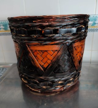Cesto in vimini di bambù marrone e nero
