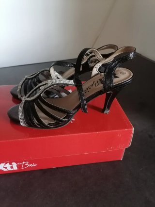 Zapatos de tacón XTI negros y plateados talla 39