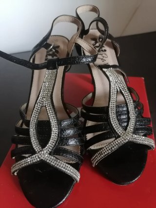 Zapatos de tacón XTI negros y plateados talla 39