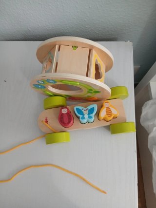 Juguete de madera con ruedas y figuras