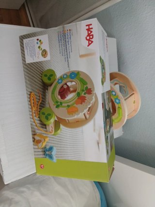 Juguete de madera con ruedas y figuras