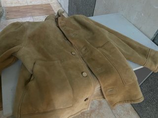 Chaqueta de pelo beige y marrón