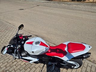 Yamaha R1 Sportbike Roja y Blanca