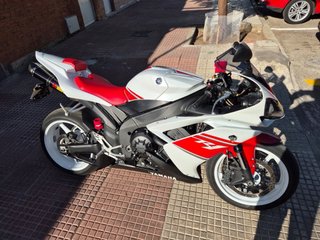 Yamaha R1 Sportbike Roja y Blanca