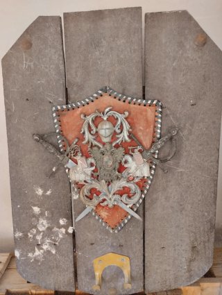 Escudo decorativo con espadas y águila