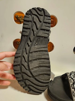 Sandalias Teva negras y grises