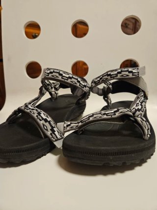Sandalias Teva negras y grises