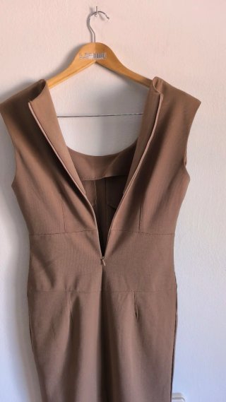 Vestido marrón entallado