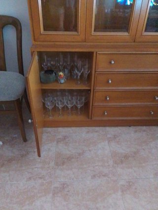 Mueble de comedor madera con vitrina
