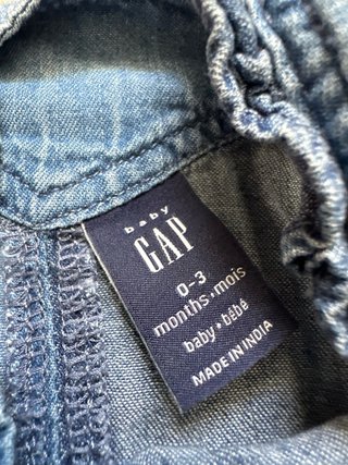 Conjunto bebé Levi's floral 0-3m y un pele GAP