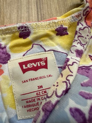 Conjunto bebé Levi's floral 0-3m y un pele GAP