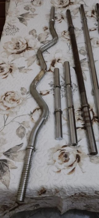 Barras de pesas variadas.