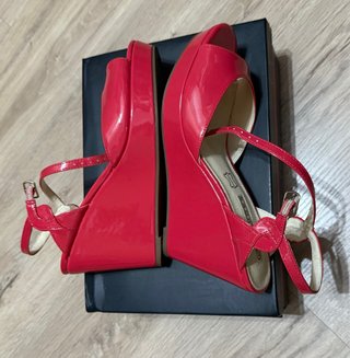 Sandalias Buffalo charol coral T.41 cuña 11cm
