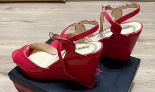 Sandalias Buffalo charol coral T.41 cuña 11cm
