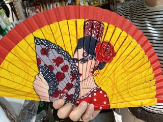 Abanico de mano con diseño de mujer