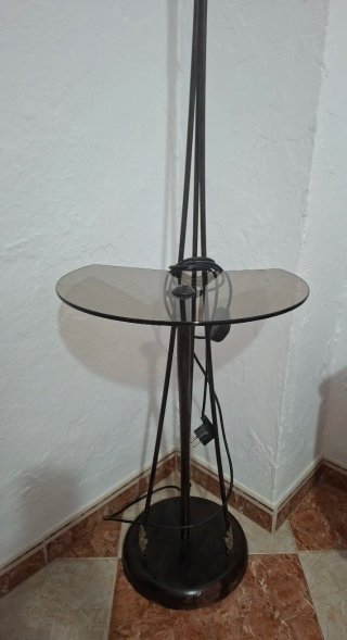 Lámpara de pie con mesa de cristal
