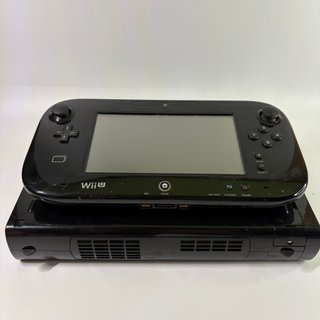 Nintendo Wii U nera con 5 giochi