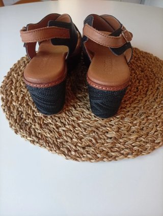 Sandalias CARMELA plataforma negras y marrones