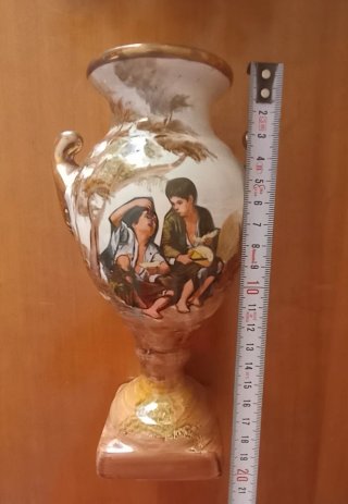 Jarrón de cerámica con asas doradas