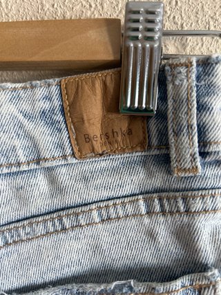 Pantalón corto vaquero desgastado