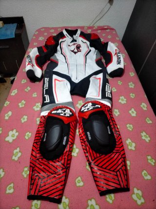 Mono de moto Bela
