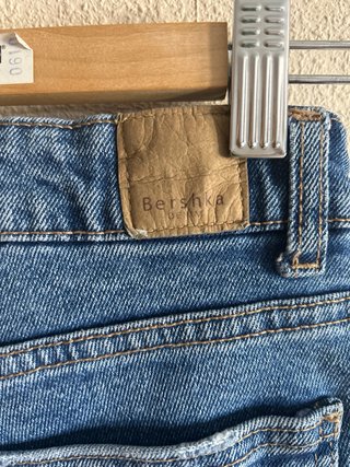 Pantalón corto vaquero desgastado