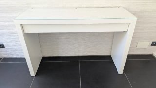 Scrivania bianca con design in vetro temperato