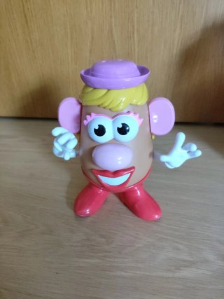 Maleta de Mrs. Potato Head con 35 piezas.