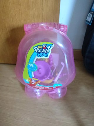 Maleta de Mrs. Potato Head con 35 piezas.