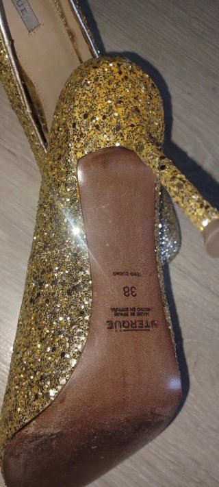 Zapatos dorados Uterqüe con purpurina