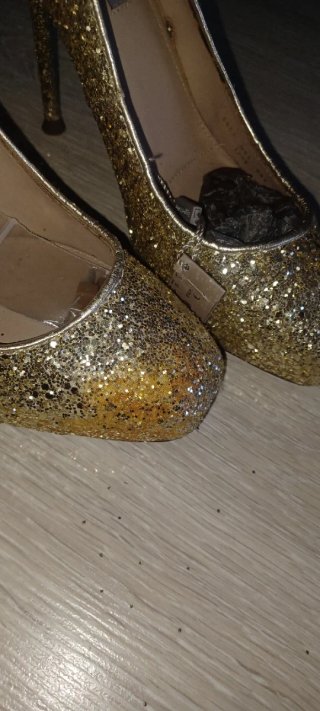 Zapatos dorados Uterqüe con purpurina