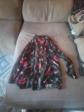 Chaqueta floral negra y rosa